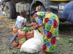 Approvisionnement - Les vendeuses viennent acheter les légumes en gros à la gare routière non loin du marché