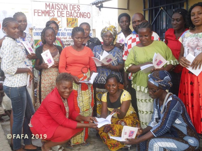 Femmes_devantmaison_aveccahier