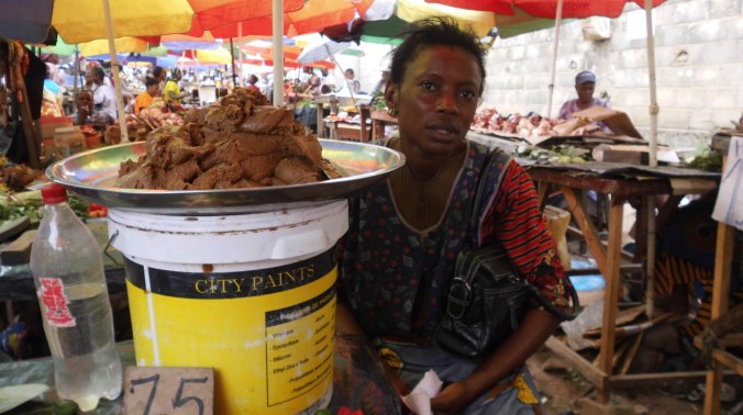 Vendeusedelegumes_fatiguée2_petit